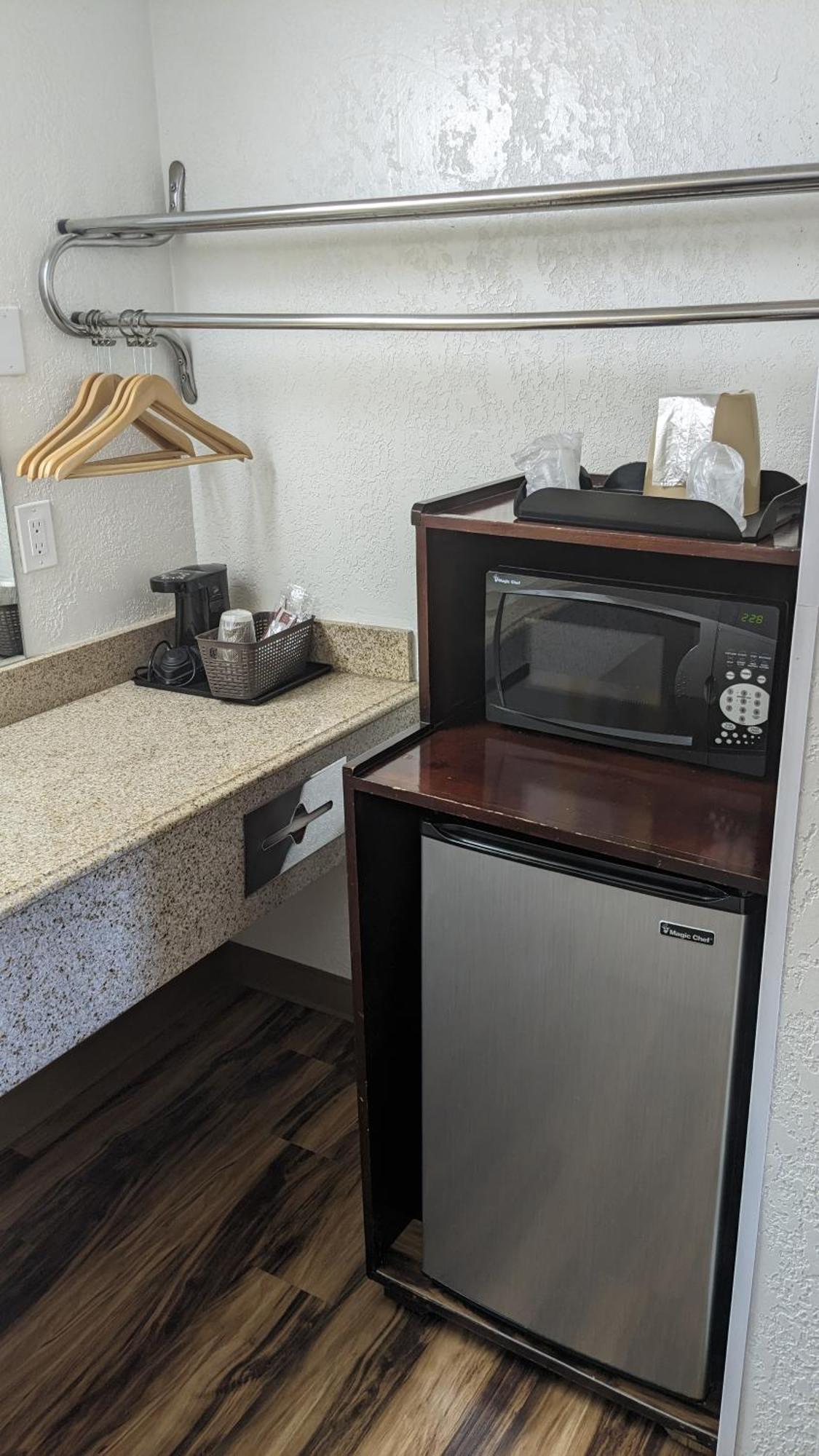 Hillcrest Inn & Suites Озона Экстерьер фото