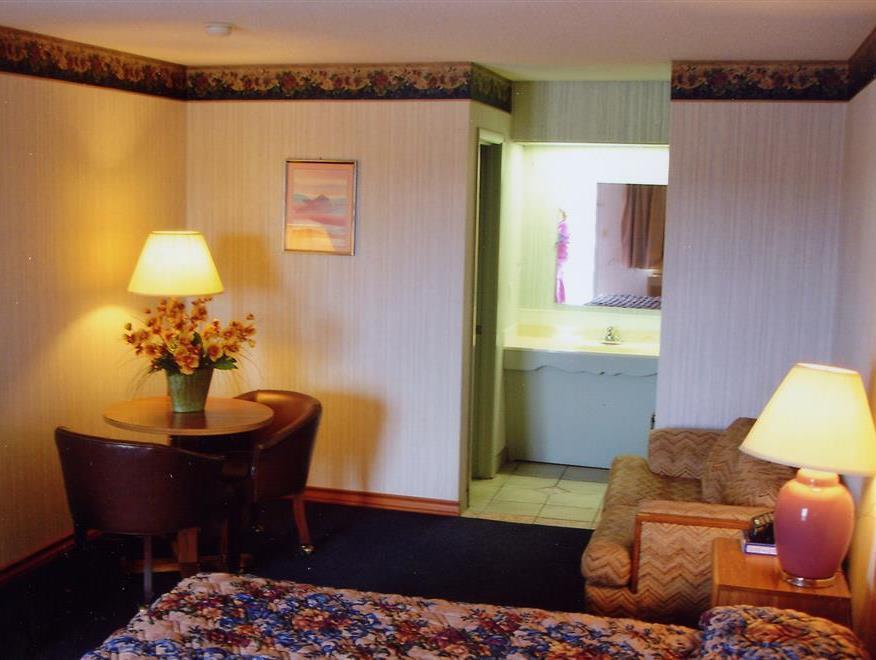 Hillcrest Inn & Suites Озона Экстерьер фото